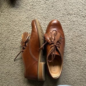 Brown tasseled women’s Oxford shoe